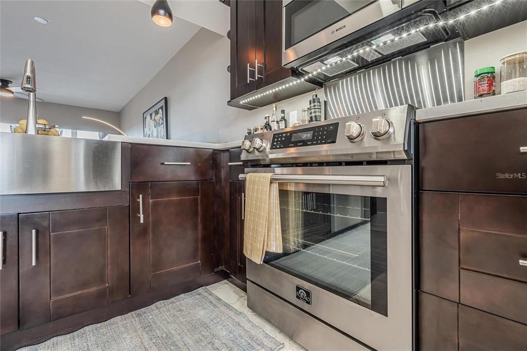 Под контрактом: $289,900 (2 спален, 2 ванн, 1205 Квадратных фут)