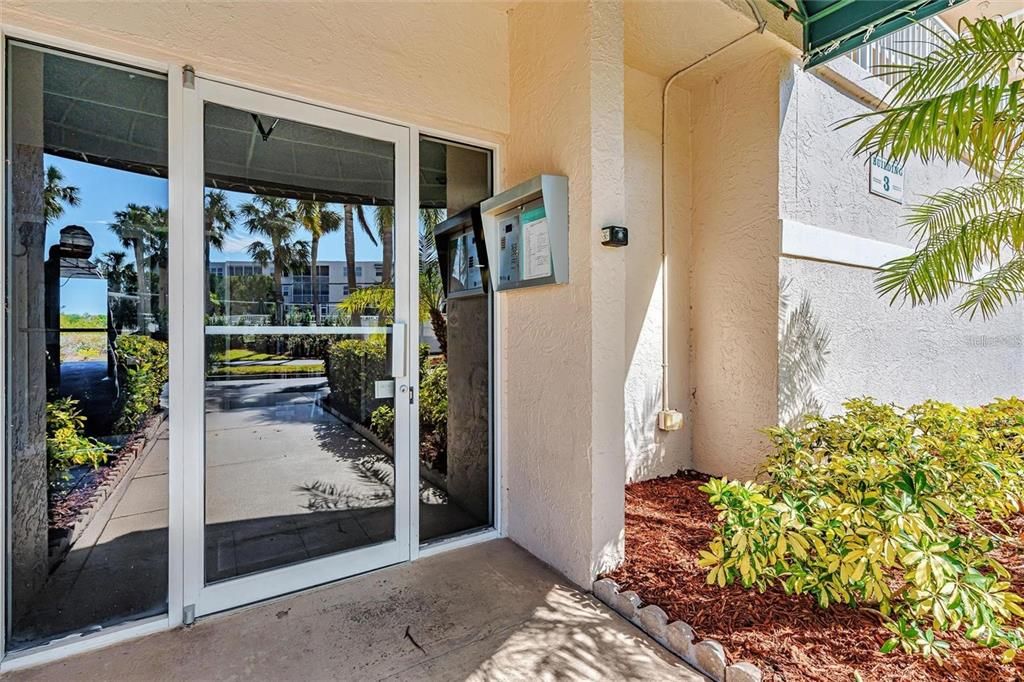 Под контрактом: $289,900 (2 спален, 2 ванн, 1205 Квадратных фут)