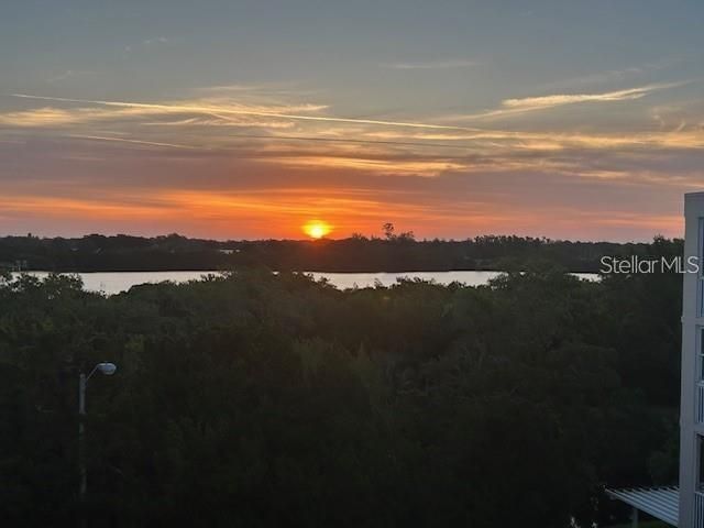 Под контрактом: $289,900 (2 спален, 2 ванн, 1205 Квадратных фут)