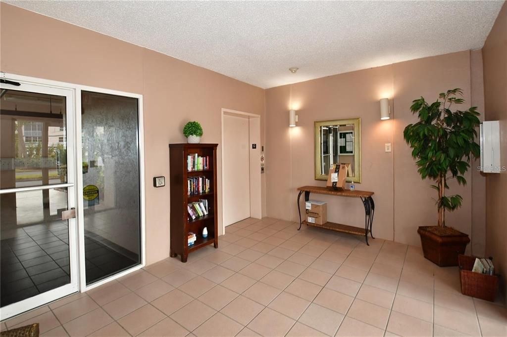 Под контрактом: $289,900 (2 спален, 2 ванн, 1205 Квадратных фут)