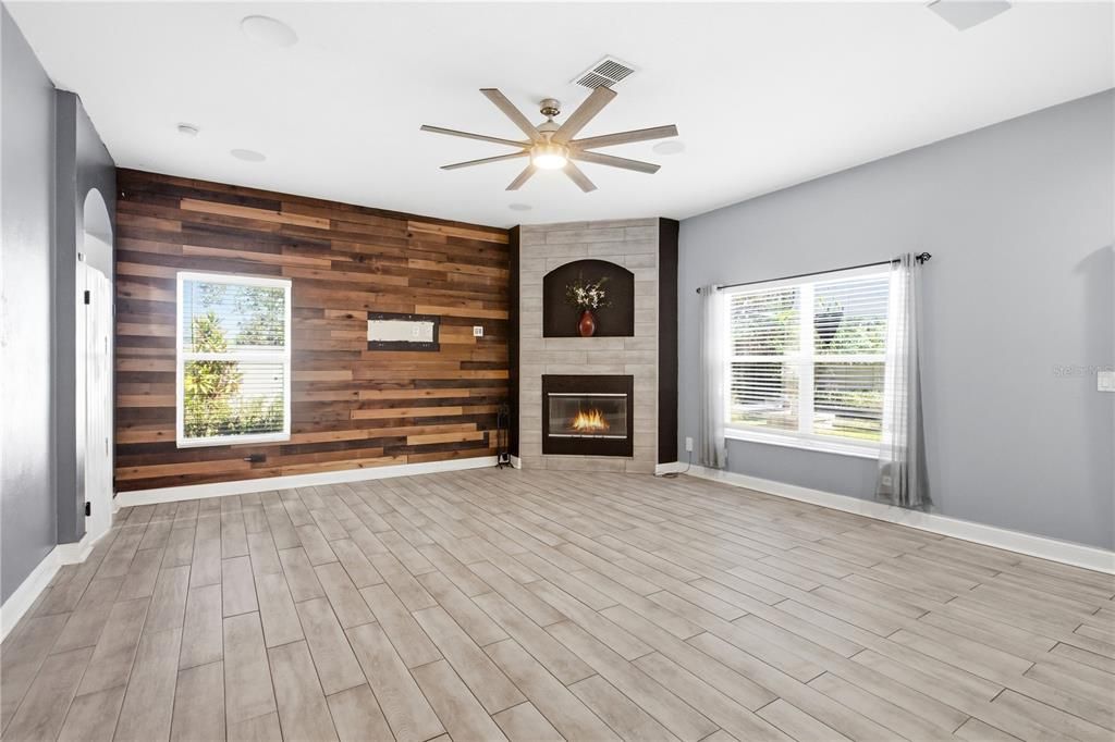 Activo con contrato: $419,900 (4 camas, 3 baños, 2190 Pies cuadrados)