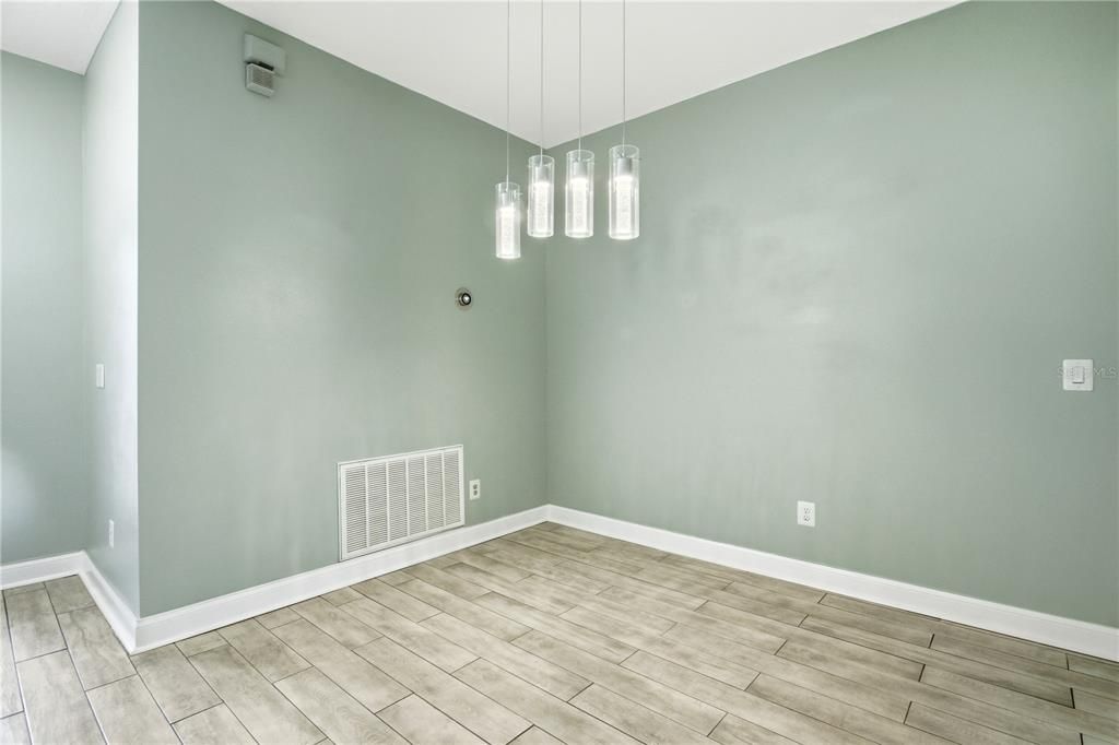 Activo con contrato: $419,900 (4 camas, 3 baños, 2190 Pies cuadrados)