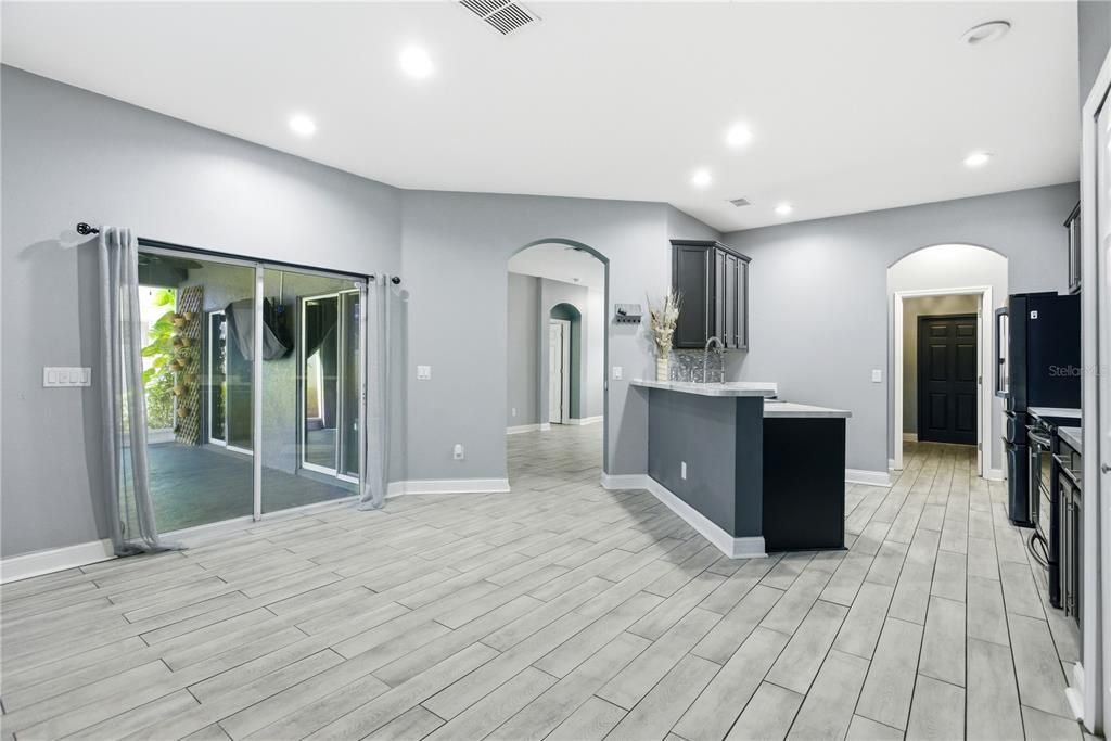 Activo con contrato: $419,900 (4 camas, 3 baños, 2190 Pies cuadrados)