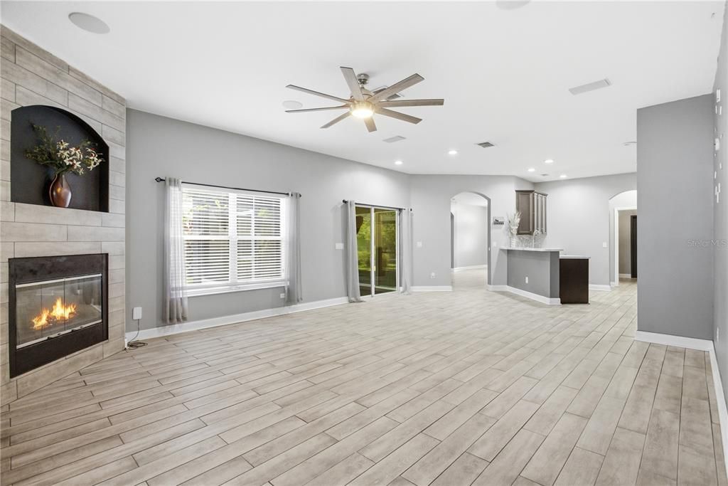 Activo con contrato: $419,900 (4 camas, 3 baños, 2190 Pies cuadrados)