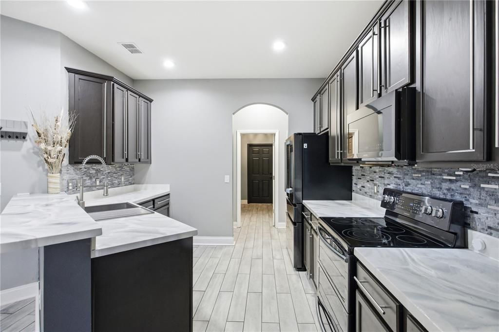 Activo con contrato: $419,900 (4 camas, 3 baños, 2190 Pies cuadrados)