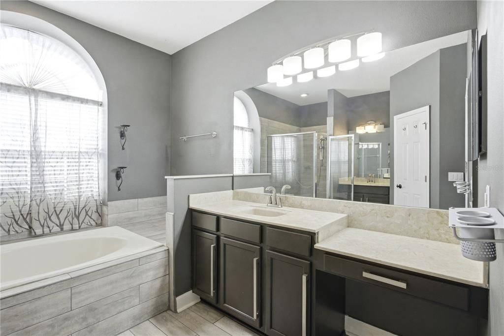 Activo con contrato: $419,900 (4 camas, 3 baños, 2190 Pies cuadrados)