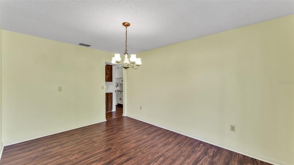 待售: $205,000 (2 贝兹, 2 浴室, 1377 平方英尺)