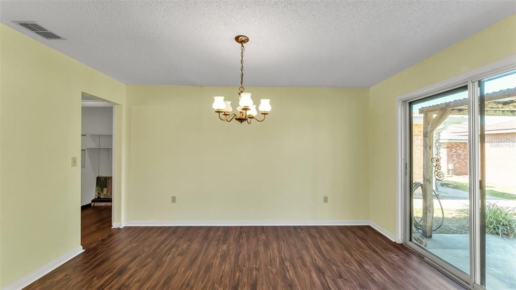 待售: $205,000 (2 贝兹, 2 浴室, 1377 平方英尺)