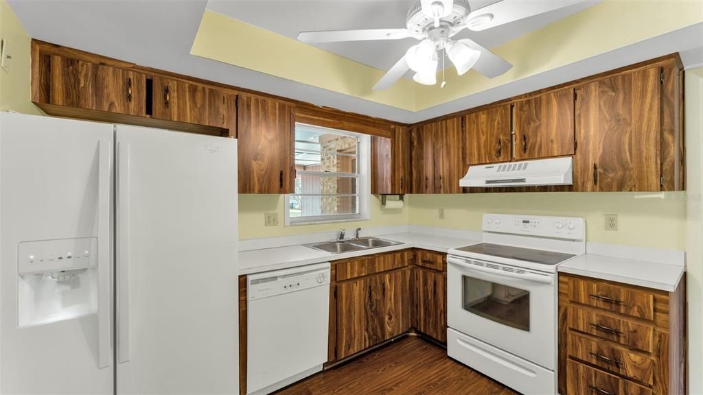 待售: $205,000 (2 贝兹, 2 浴室, 1377 平方英尺)