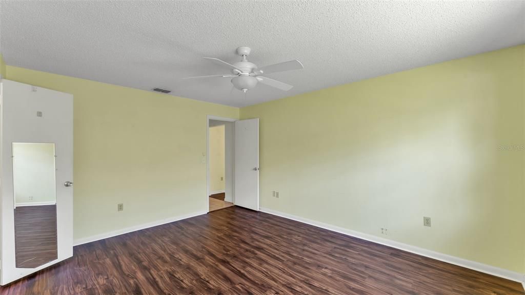 待售: $205,000 (2 贝兹, 2 浴室, 1377 平方英尺)