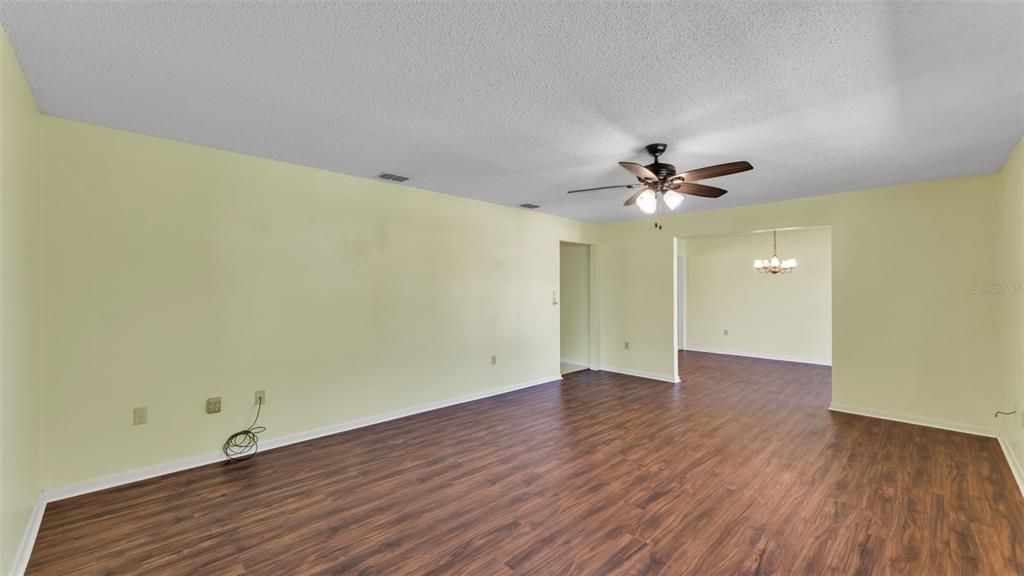 待售: $205,000 (2 贝兹, 2 浴室, 1377 平方英尺)