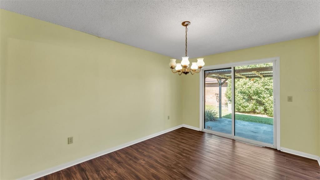 待售: $205,000 (2 贝兹, 2 浴室, 1377 平方英尺)