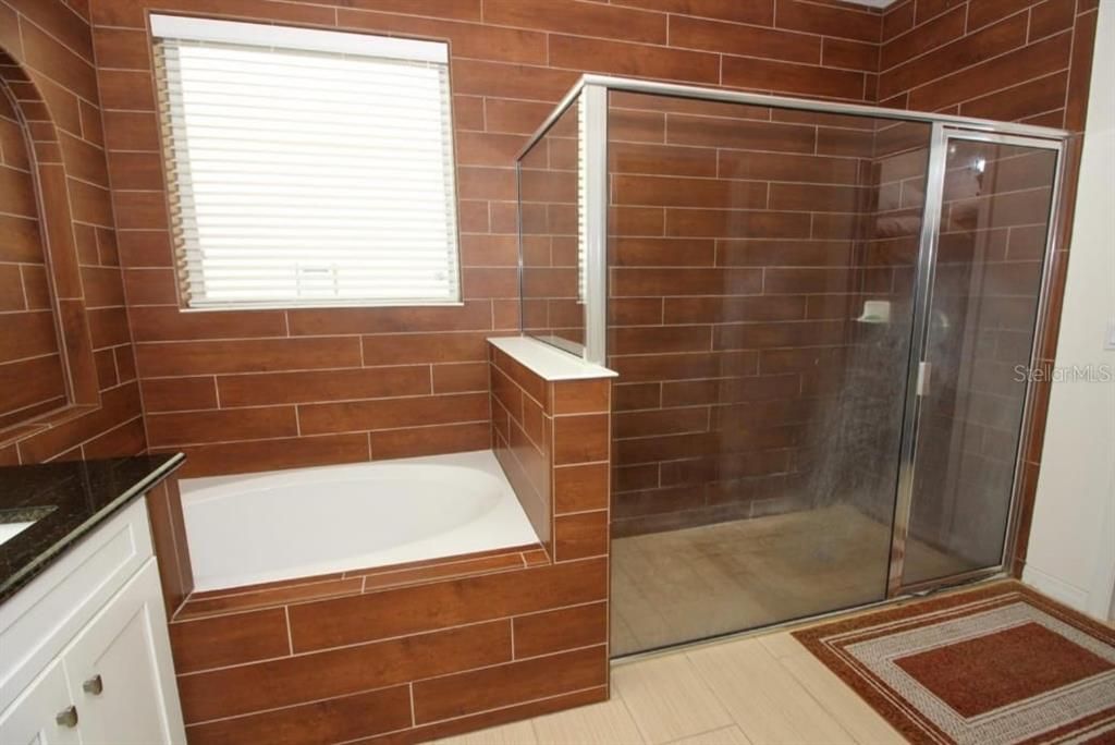 Под контрактом: $3,700 (3 спален, 2 ванн, 2898 Квадратных фут)