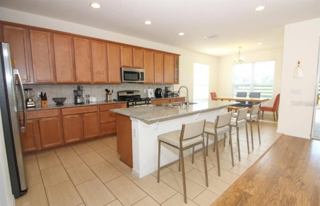 Под контрактом: $3,700 (3 спален, 2 ванн, 2898 Квадратных фут)