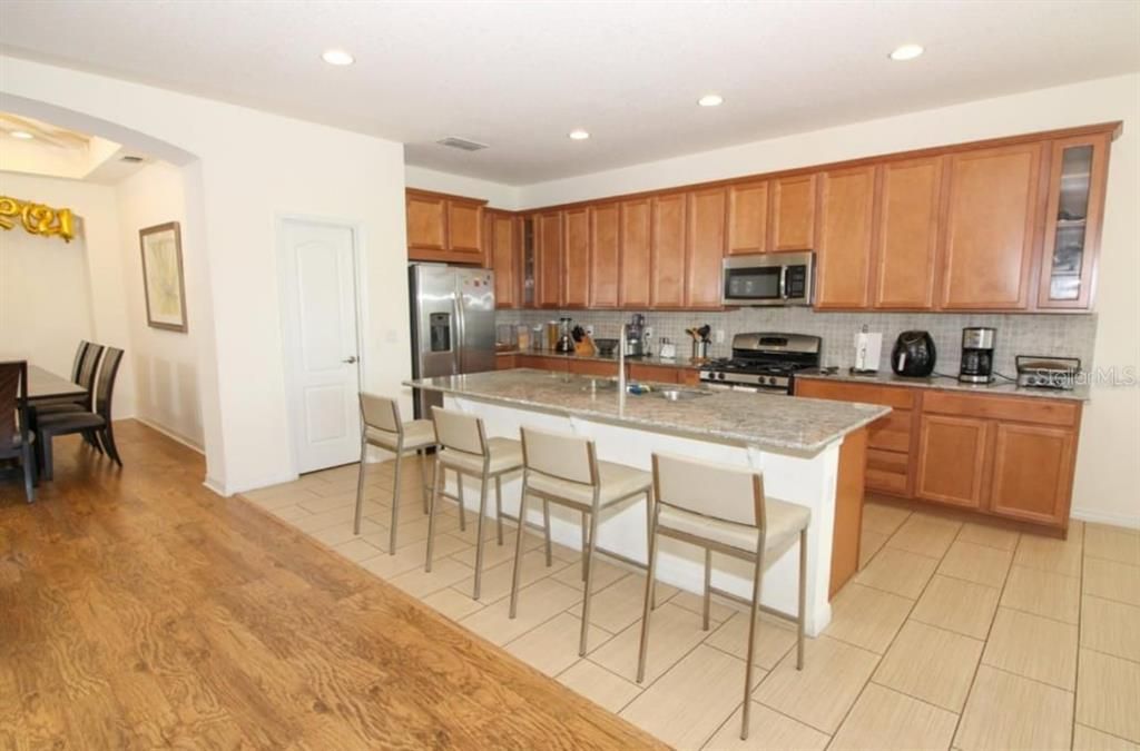 Под контрактом: $3,700 (3 спален, 2 ванн, 2898 Квадратных фут)