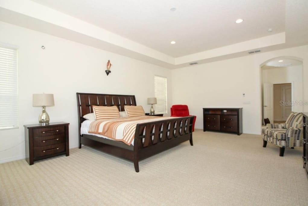 Под контрактом: $3,700 (3 спален, 2 ванн, 2898 Квадратных фут)