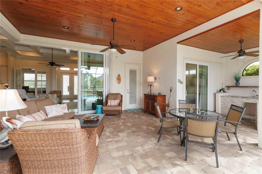 For Sale: $950,000 (3 beds, 2 baths, 2400 Square Feet)