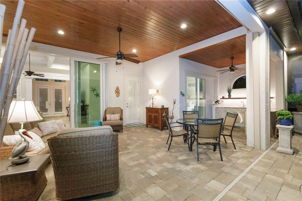 For Sale: $950,000 (3 beds, 2 baths, 2400 Square Feet)