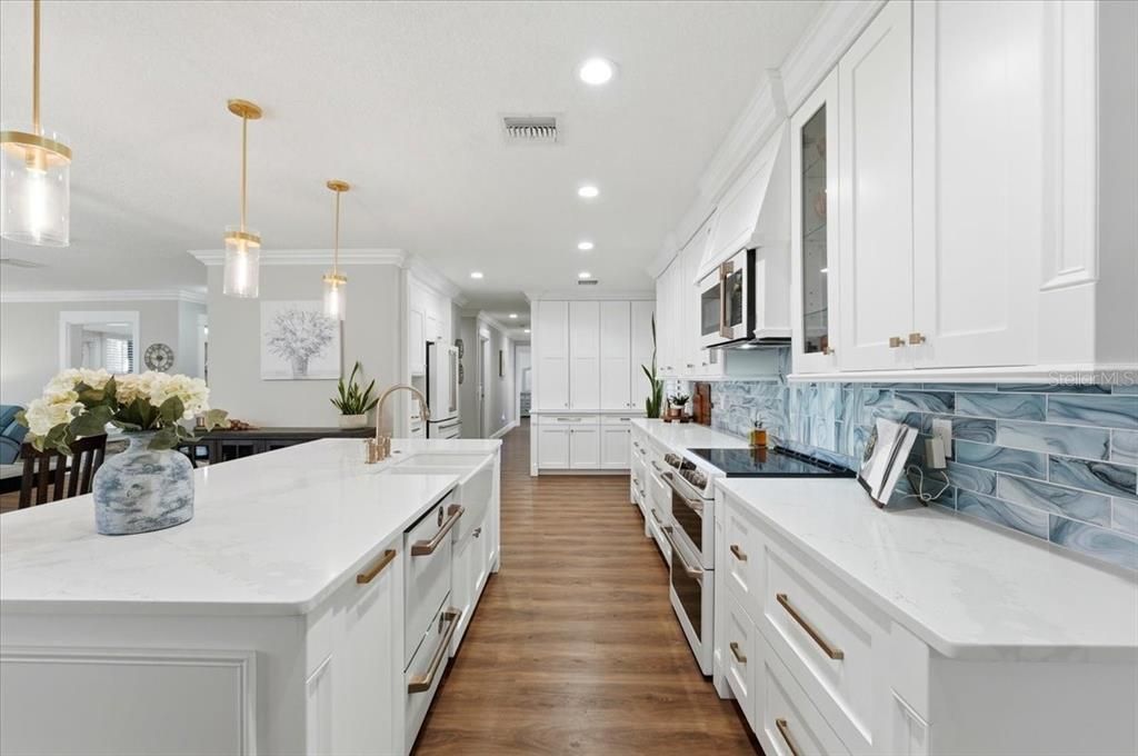 待售: $1,800,000 (5 贝兹, 4 浴室, 4755 平方英尺)