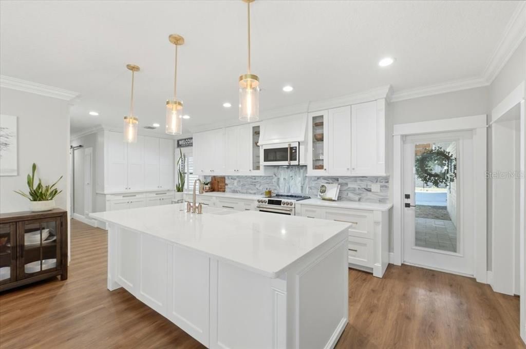 待售: $1,800,000 (5 贝兹, 4 浴室, 4755 平方英尺)