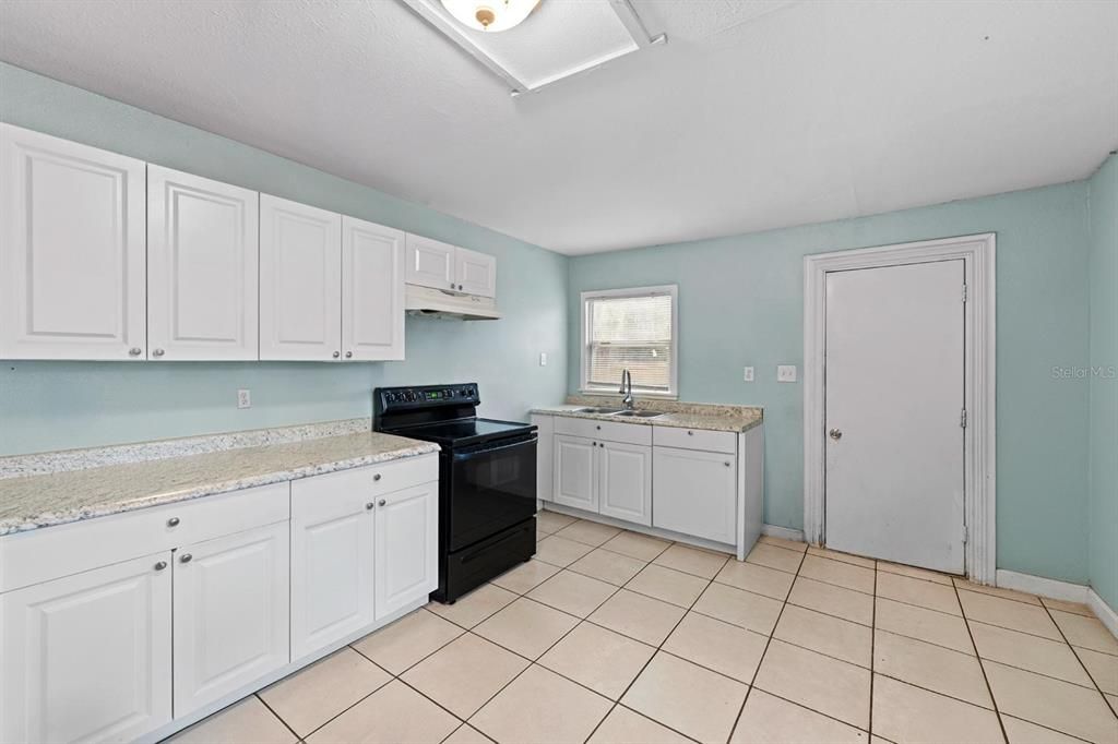 Active With Contract: $199,999 (3 beds, 2 baths, 1144 Square Feet)