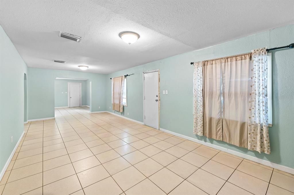 Active With Contract: $199,999 (3 beds, 2 baths, 1144 Square Feet)