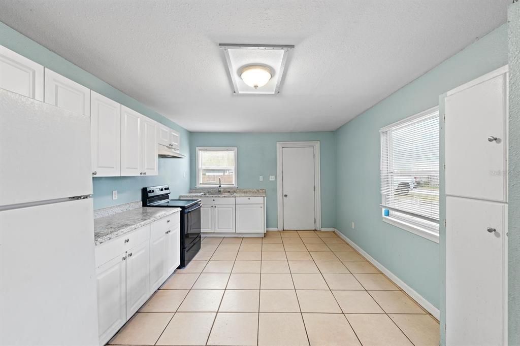 Active With Contract: $199,999 (3 beds, 2 baths, 1144 Square Feet)