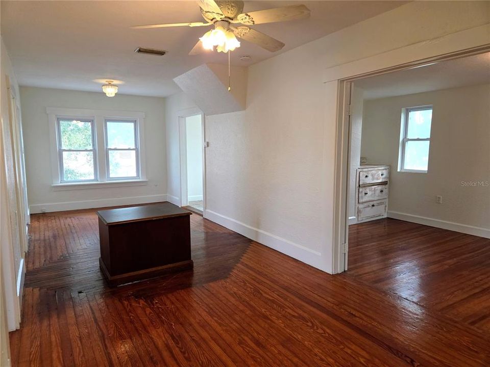 For Rent: $2,100 (3 beds, 1 baths, 850 Square Feet)