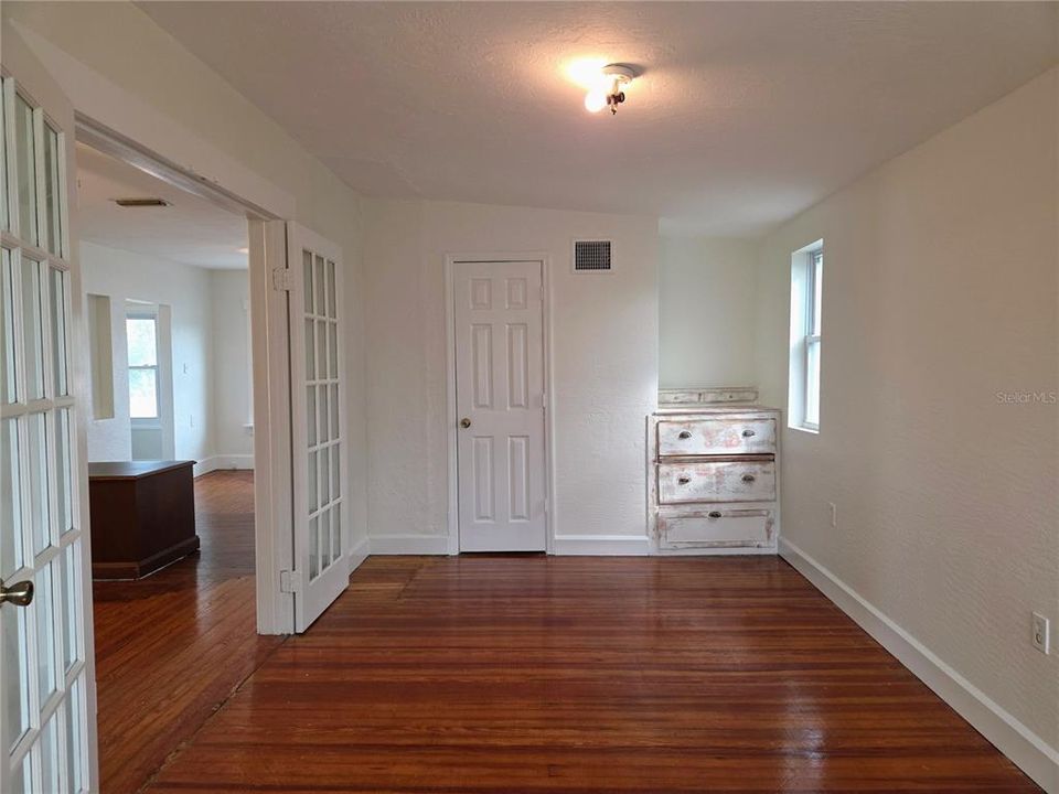 For Rent: $2,100 (3 beds, 1 baths, 850 Square Feet)