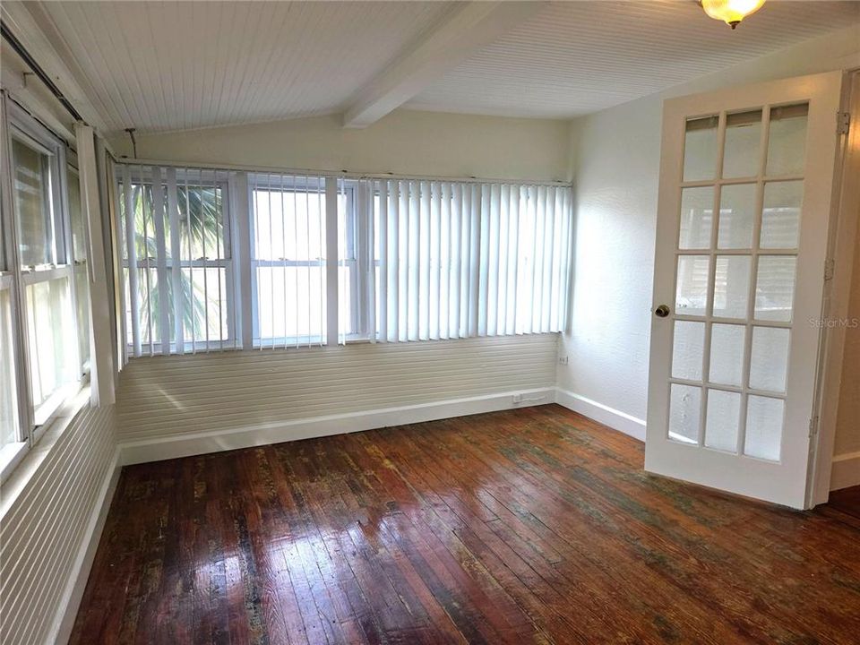 For Rent: $2,100 (3 beds, 1 baths, 850 Square Feet)