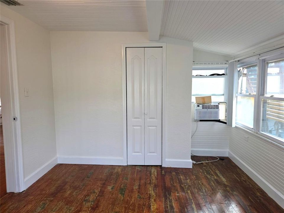 For Rent: $2,100 (3 beds, 1 baths, 850 Square Feet)