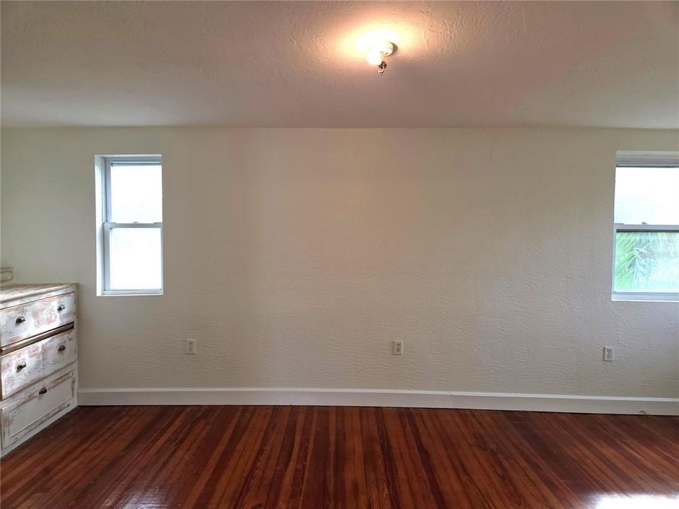 For Rent: $2,100 (3 beds, 1 baths, 850 Square Feet)