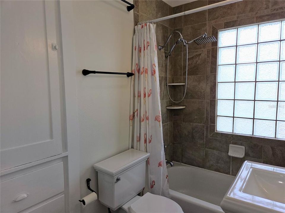 For Rent: $2,100 (3 beds, 1 baths, 850 Square Feet)