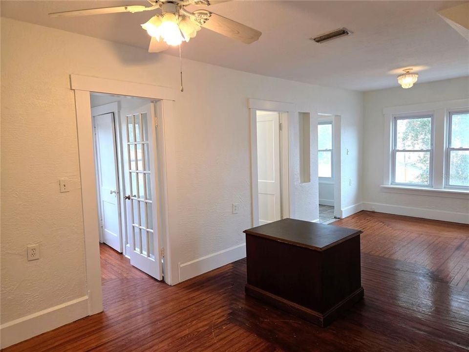 For Rent: $2,100 (3 beds, 1 baths, 850 Square Feet)