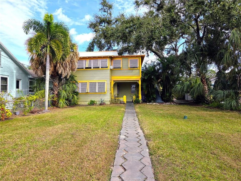 For Rent: $2,100 (3 beds, 1 baths, 850 Square Feet)