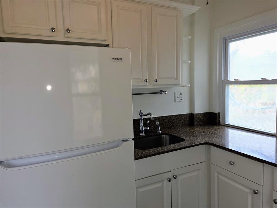 For Rent: $2,100 (3 beds, 1 baths, 850 Square Feet)