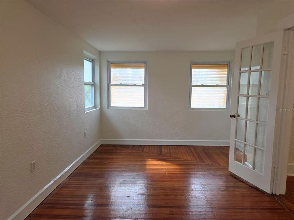 For Rent: $2,100 (3 beds, 1 baths, 850 Square Feet)