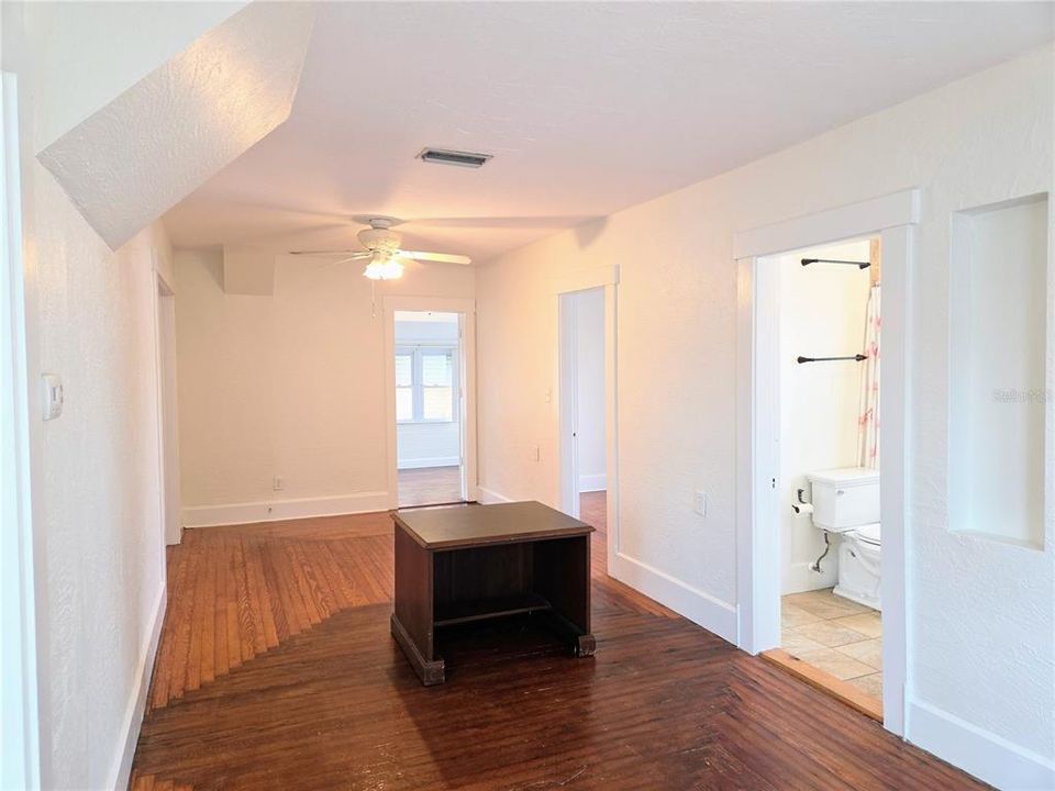 For Rent: $2,100 (3 beds, 1 baths, 850 Square Feet)