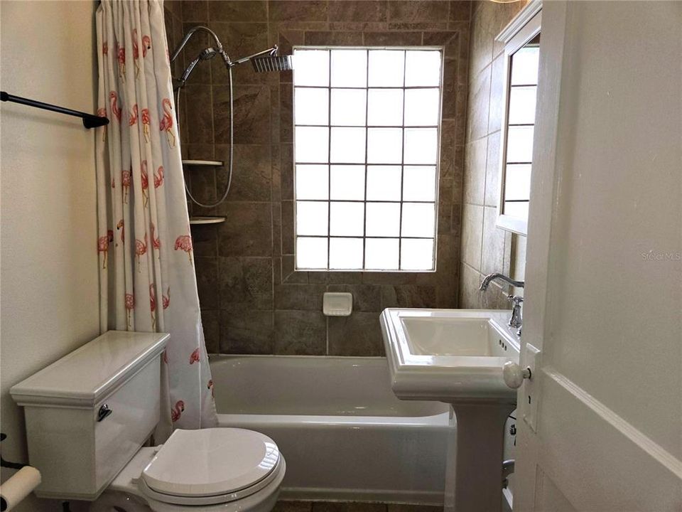 For Rent: $2,100 (3 beds, 1 baths, 850 Square Feet)