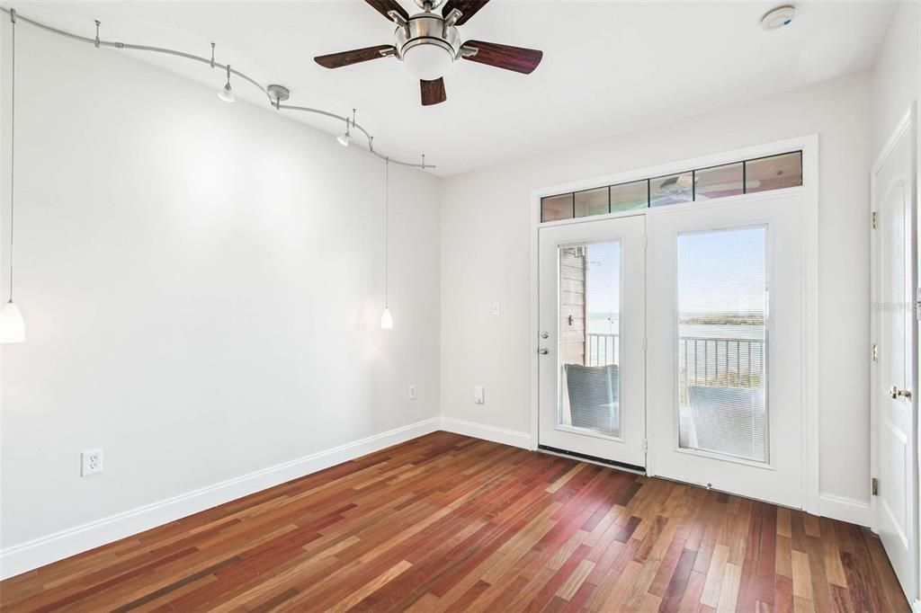 En Venta: $325,000 (2 camas, 2 baños, 968 Pies cuadrados)