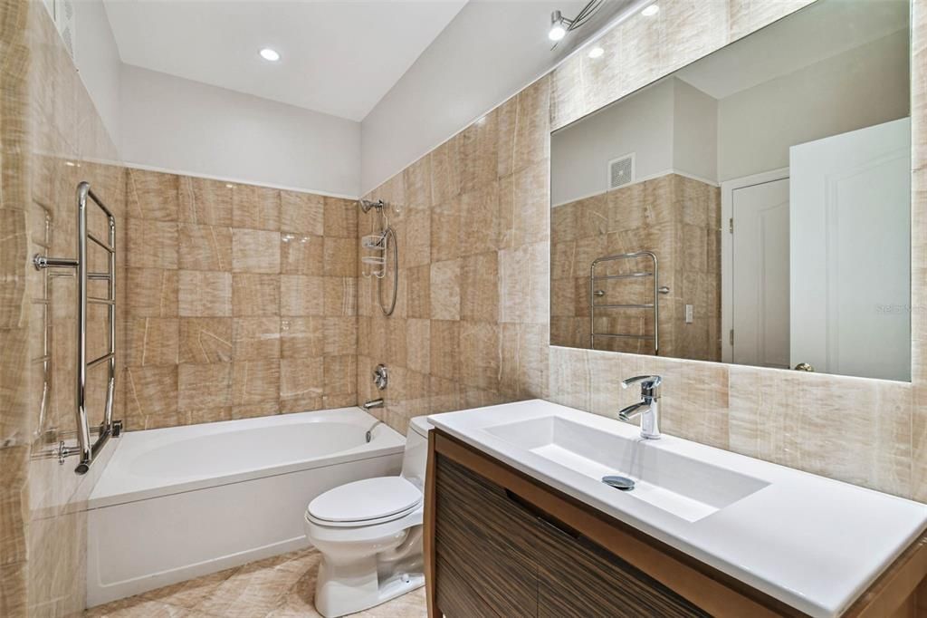 En Venta: $325,000 (2 camas, 2 baños, 968 Pies cuadrados)