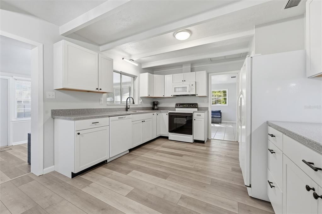 待售: $345,000 (3 贝兹, 2 浴室, 1636 平方英尺)