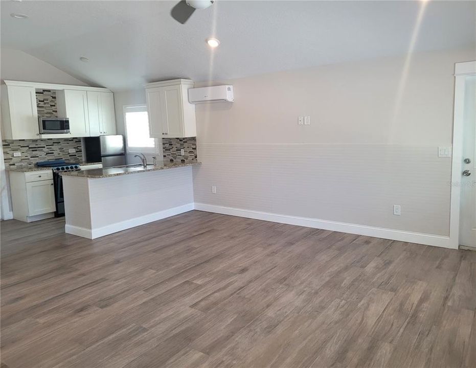 出租: $1,750 (0 贝兹, 1 浴室, 500 平方英尺)