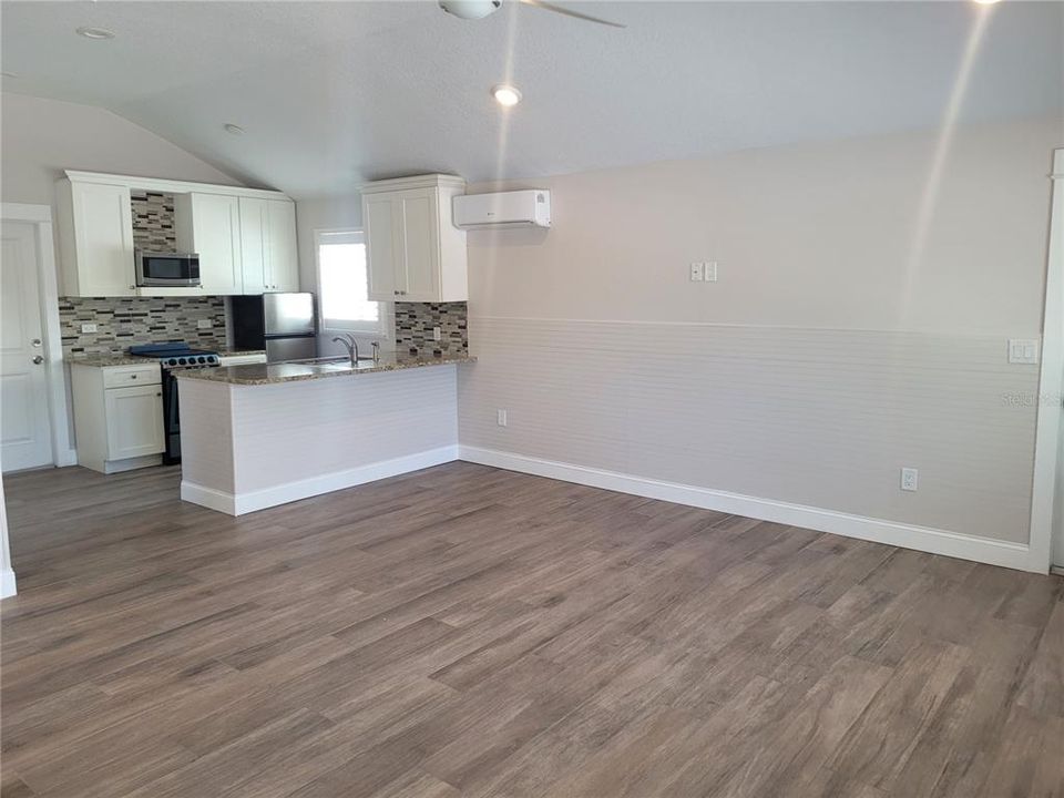 出租: $1,750 (0 贝兹, 1 浴室, 500 平方英尺)