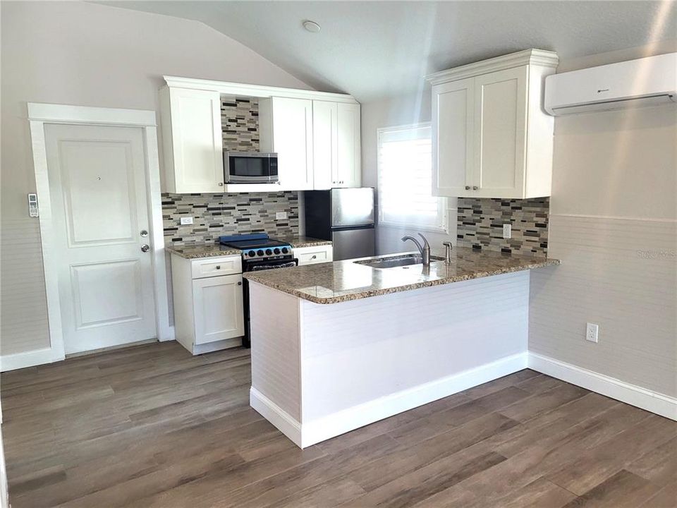 出租: $1,750 (0 贝兹, 1 浴室, 500 平方英尺)