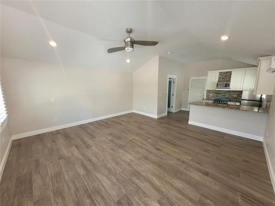 出租: $1,750 (0 贝兹, 1 浴室, 500 平方英尺)