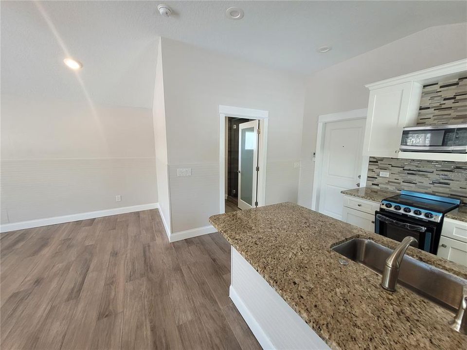 出租: $1,750 (0 贝兹, 1 浴室, 500 平方英尺)