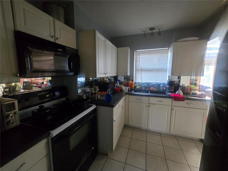 合同活跃: $390,000 (3 贝兹, 2 浴室, 1583 平方英尺)