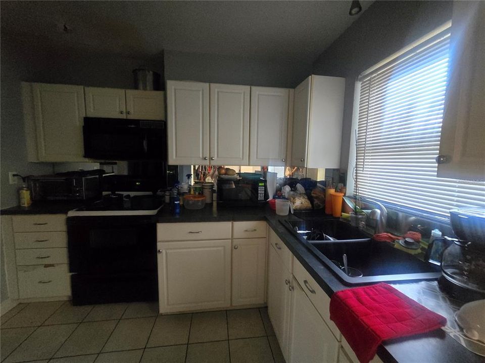 合同活跃: $390,000 (3 贝兹, 2 浴室, 1583 平方英尺)