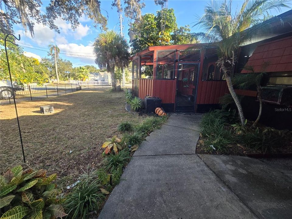 合同活跃: $390,000 (3 贝兹, 2 浴室, 1583 平方英尺)